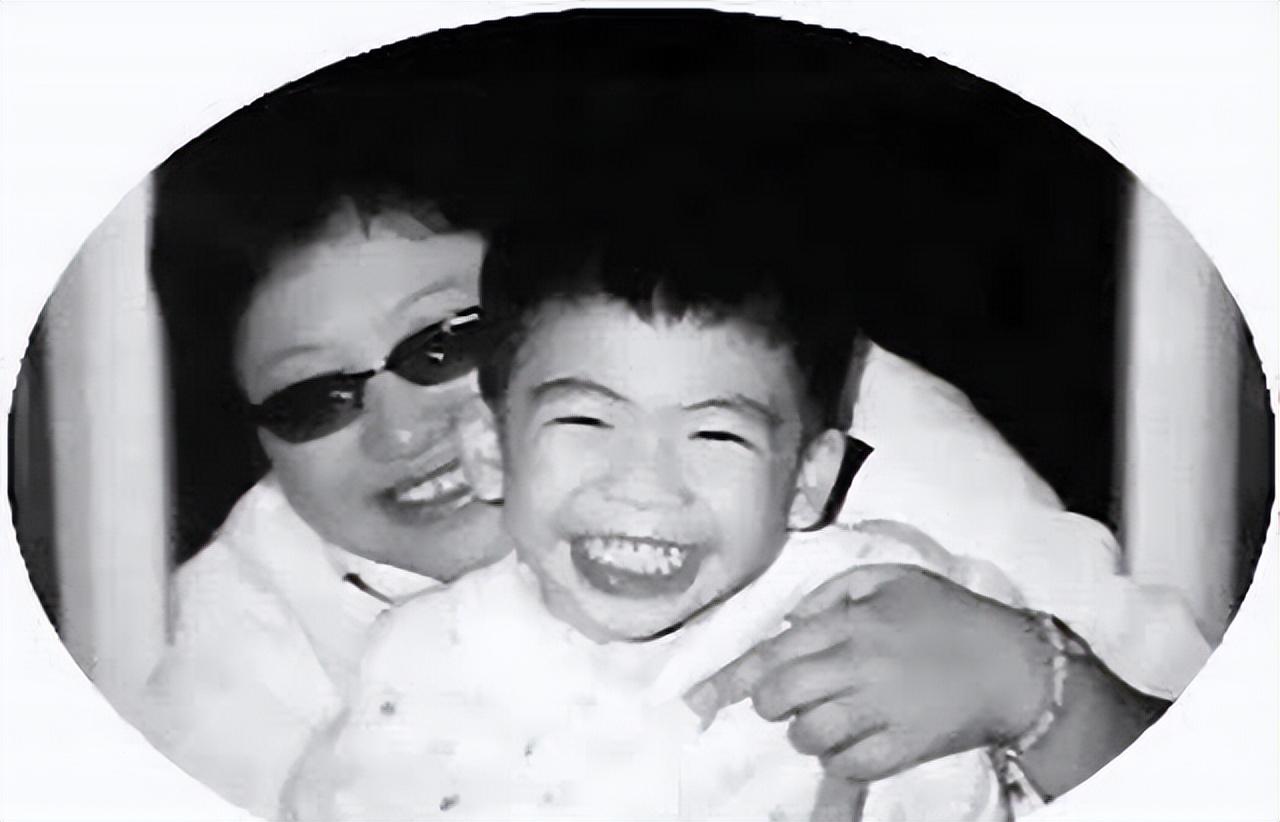 1999年贵州缆车失事,2岁孩子失去父母后被韩红收养,后来怎样了