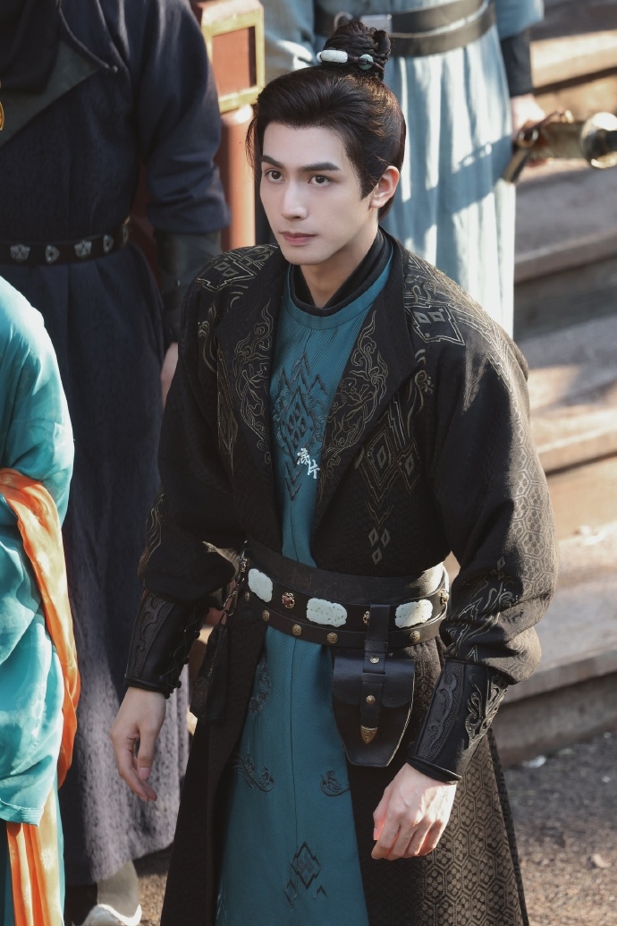 《韶华若锦》来袭,宋威龙古装扮相风度翩翩,包上恩水灵又贵气