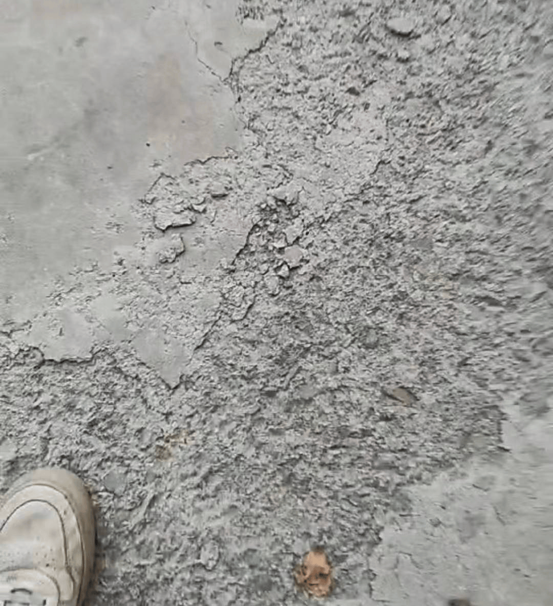 石子问题的成因地面露石子问题主要是由于混凝土,沥青等地面材料老化