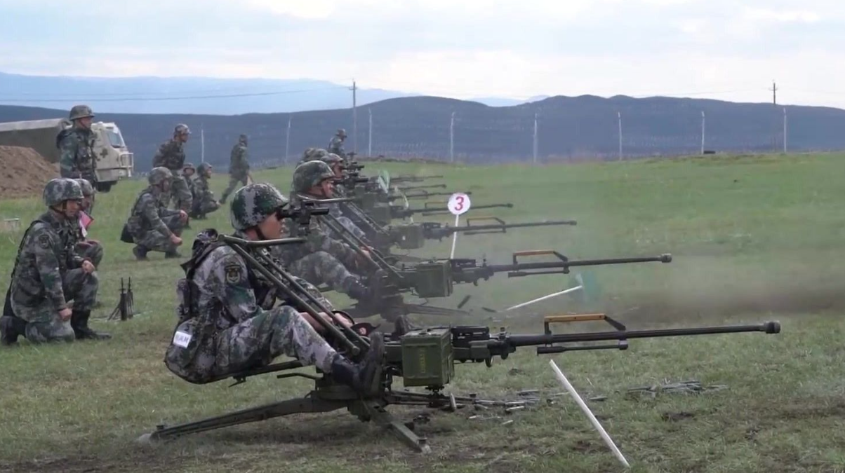 追赶世界第一,解放军陆军的02式高射机枪,到底有多强悍?