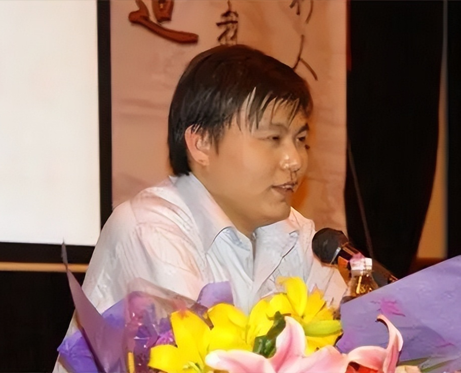 "上大学后,石悦的孤僻性格愈发突显,不喜与人交际,更不会参加集体聚会