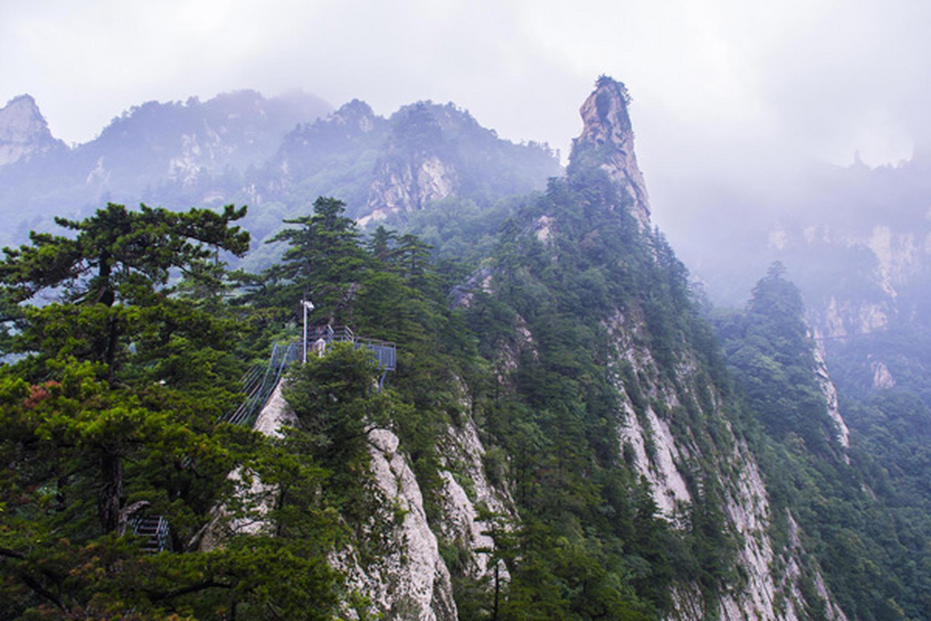 平顶山有哪些旅游景点 1,尧山风景区  地址:平顶山市鲁山县尧山镇西