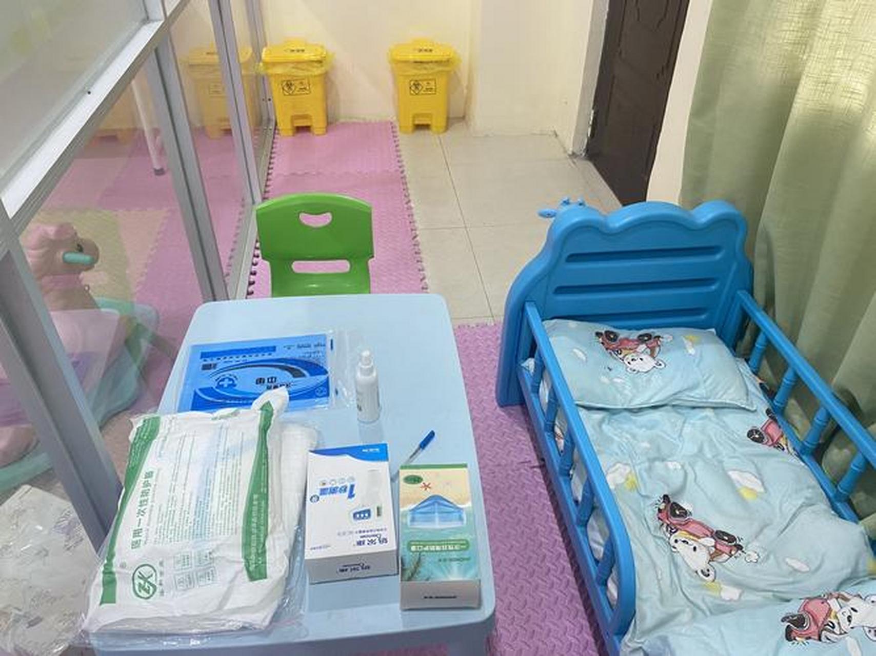幼儿园实行严谨保健隔离制度.