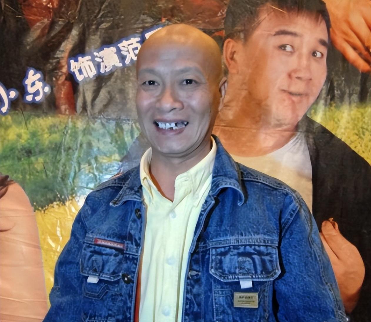 未遇到赵本山之前,翟波在二人转舞台已小有名气,因长相老气,多扮些"