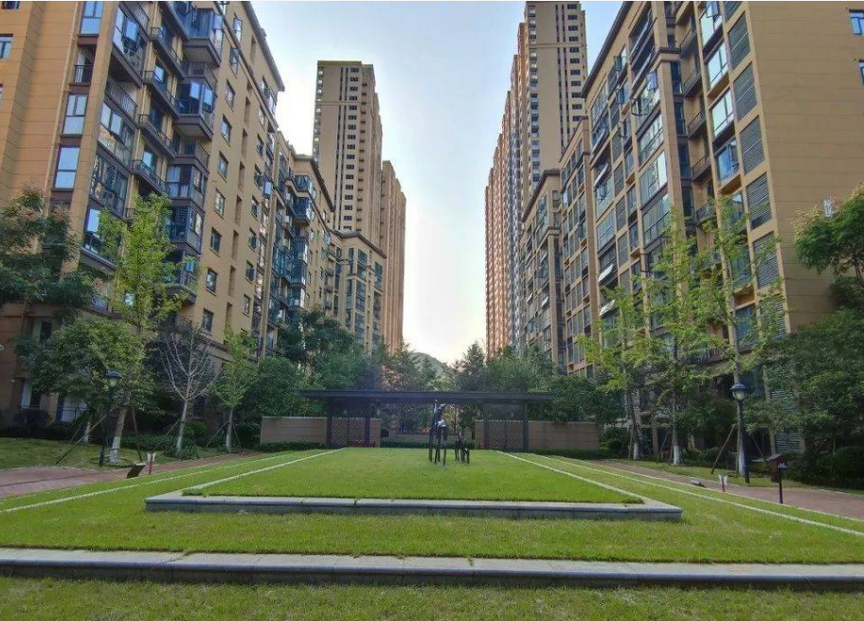 五一期间,月亮岛热盘新华联梦想城降价销售,毛坯房起价7500元/㎡.