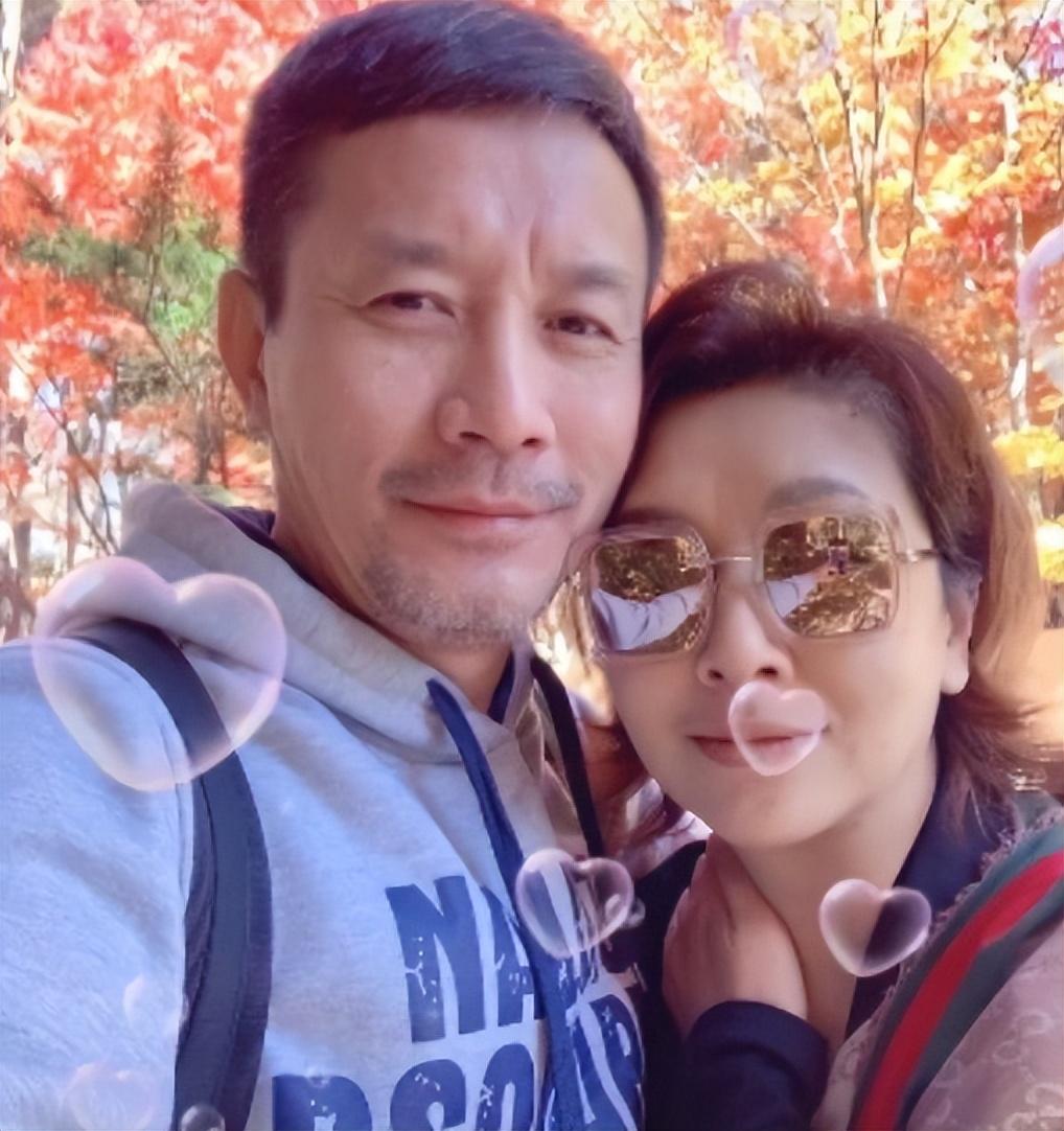 刘华强前妻汪素娟(红花饰)为了女儿考虑与刘华强离婚,用另外一种方式"