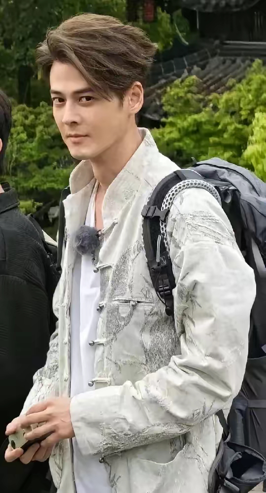 郭品超187cm,47岁跟个十八岁的大男孩一样太年轻了,非常帅气,比林志颖