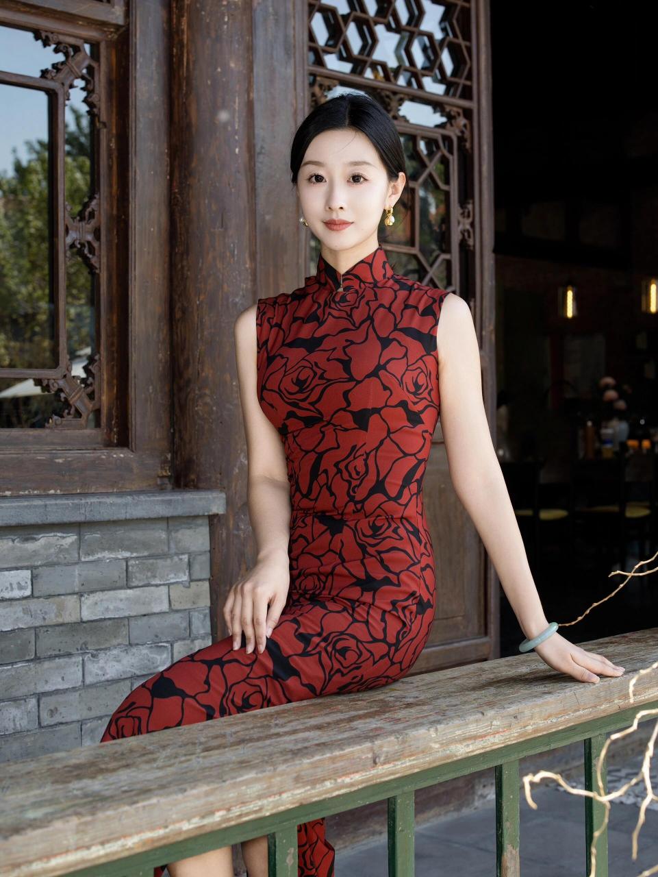 旗袍,这一古典与现代交织的华服,穿越时空的华美,绽放出独特的东方