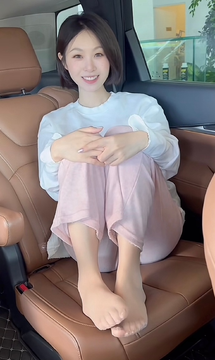 我老婆没上班,我妈帮着带孩子,她在家里乱乱的也不收拾,我每天累死累