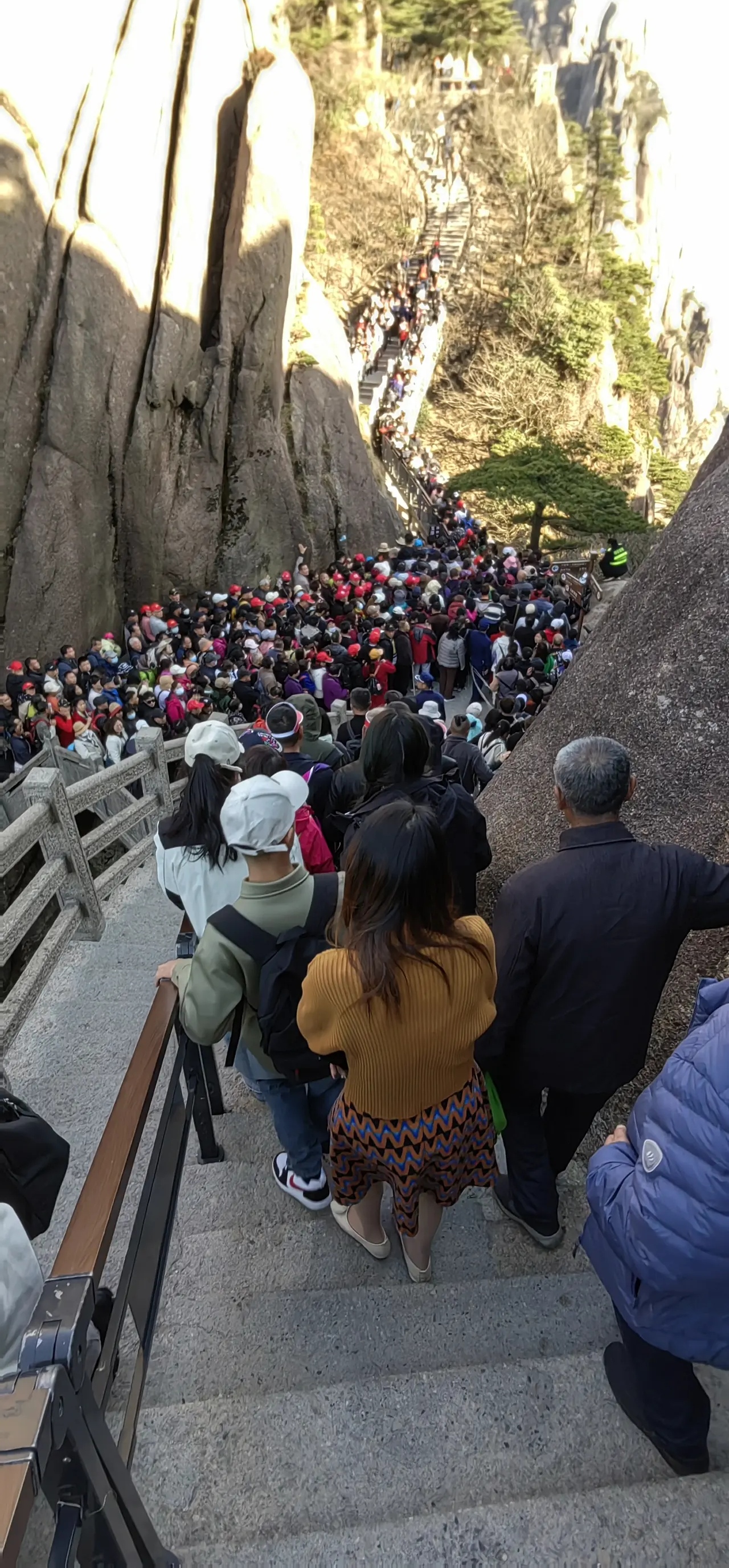 今年3月,黄山景区每周三免费开放,今天虽然是工作日,但据说涌入了3万