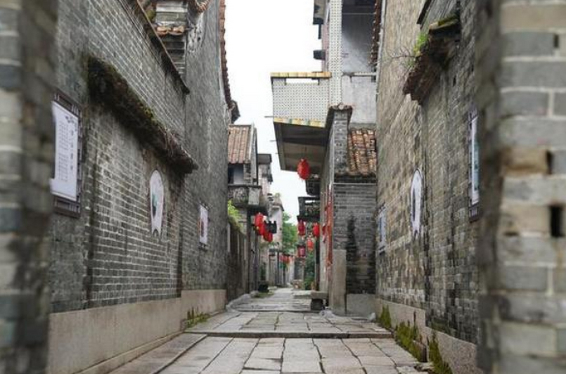 塱头古村景区坐落于广州市花都区炭步镇的西边,为典型的岭南广式大围