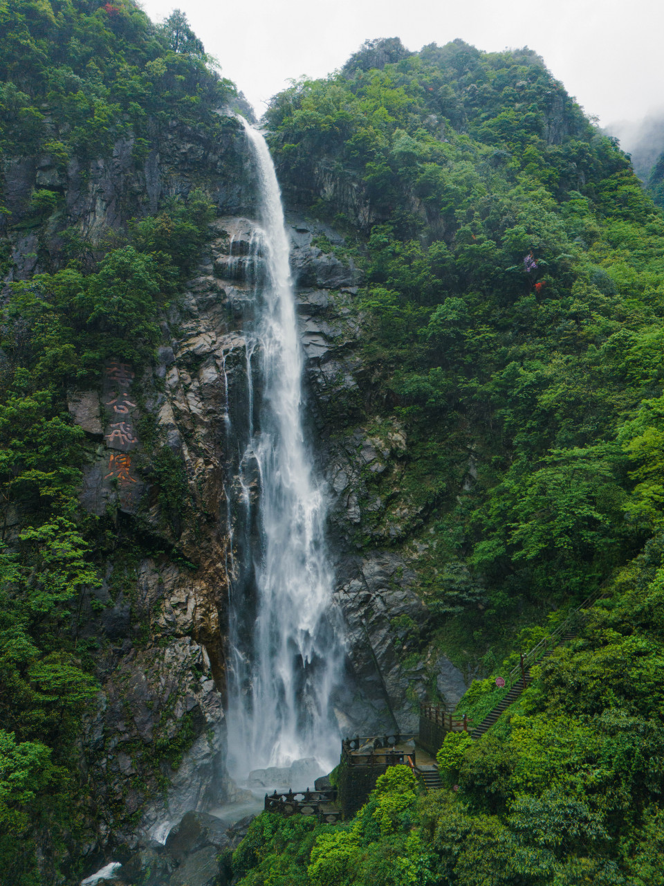 明月山瀑布图片