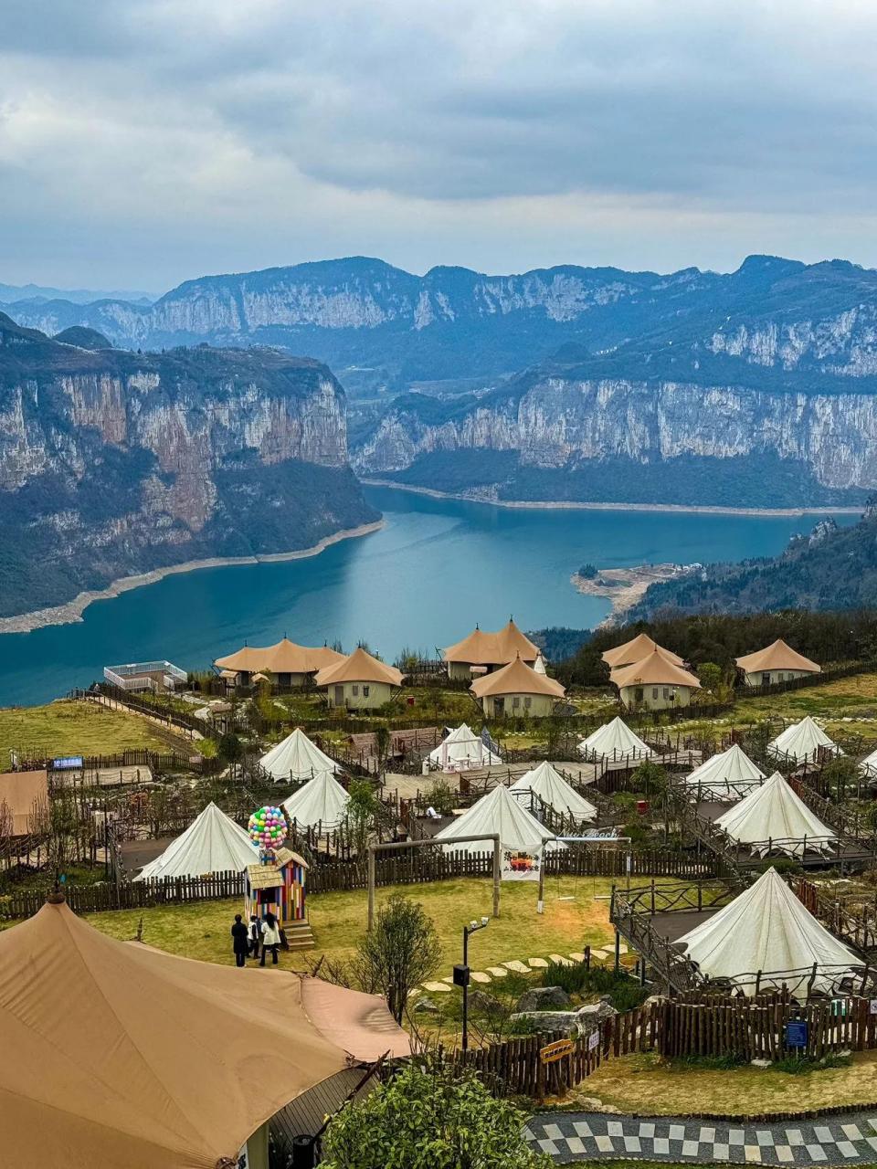 毕节市旅游景点  乌江源百里画廊: 在眺望台俯瞰整条乌江水 真的非常