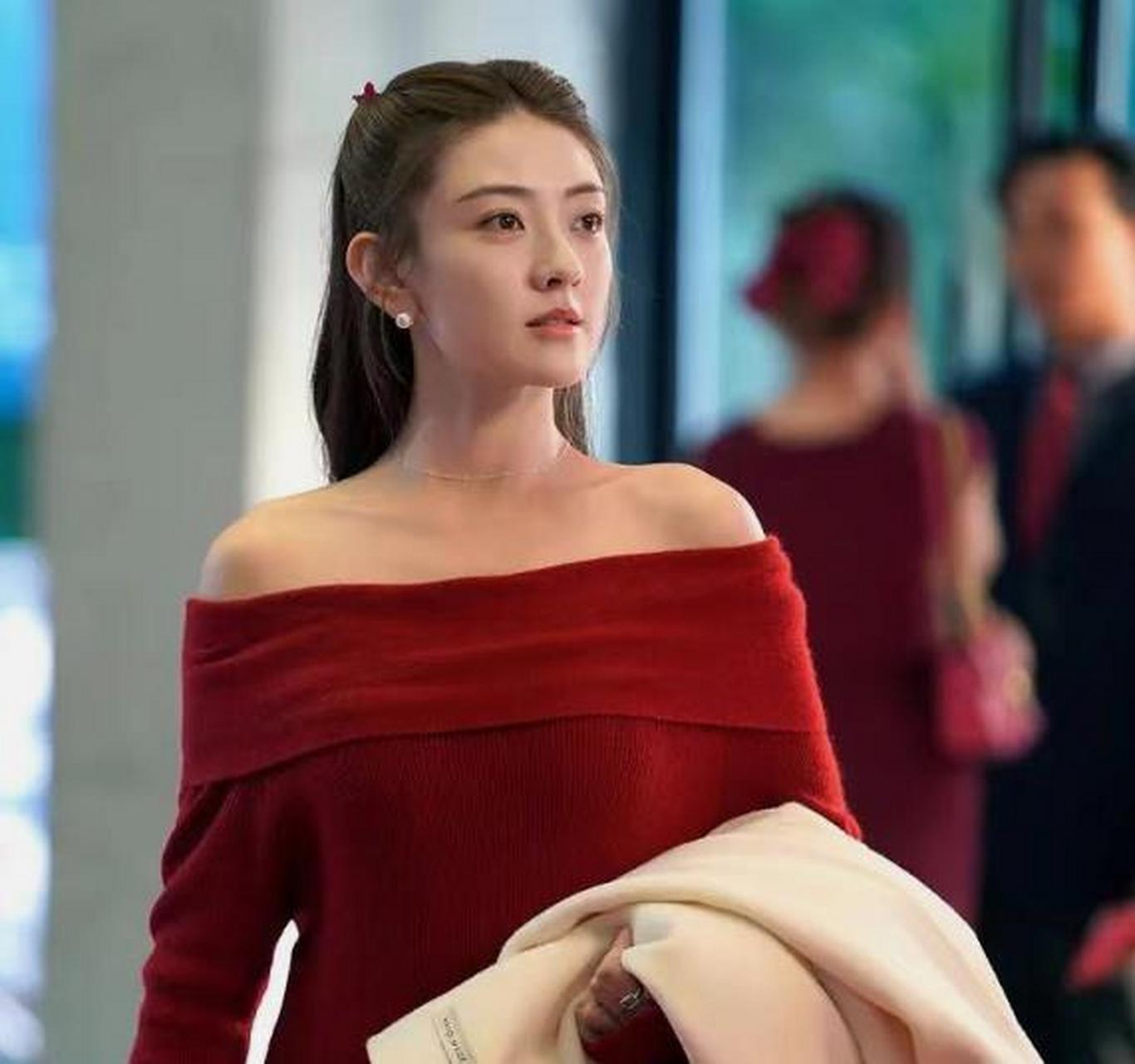 30岁徐璐与梁洁对比,其实两个人都很漂亮,但是梁洁有点会选剧本,选的