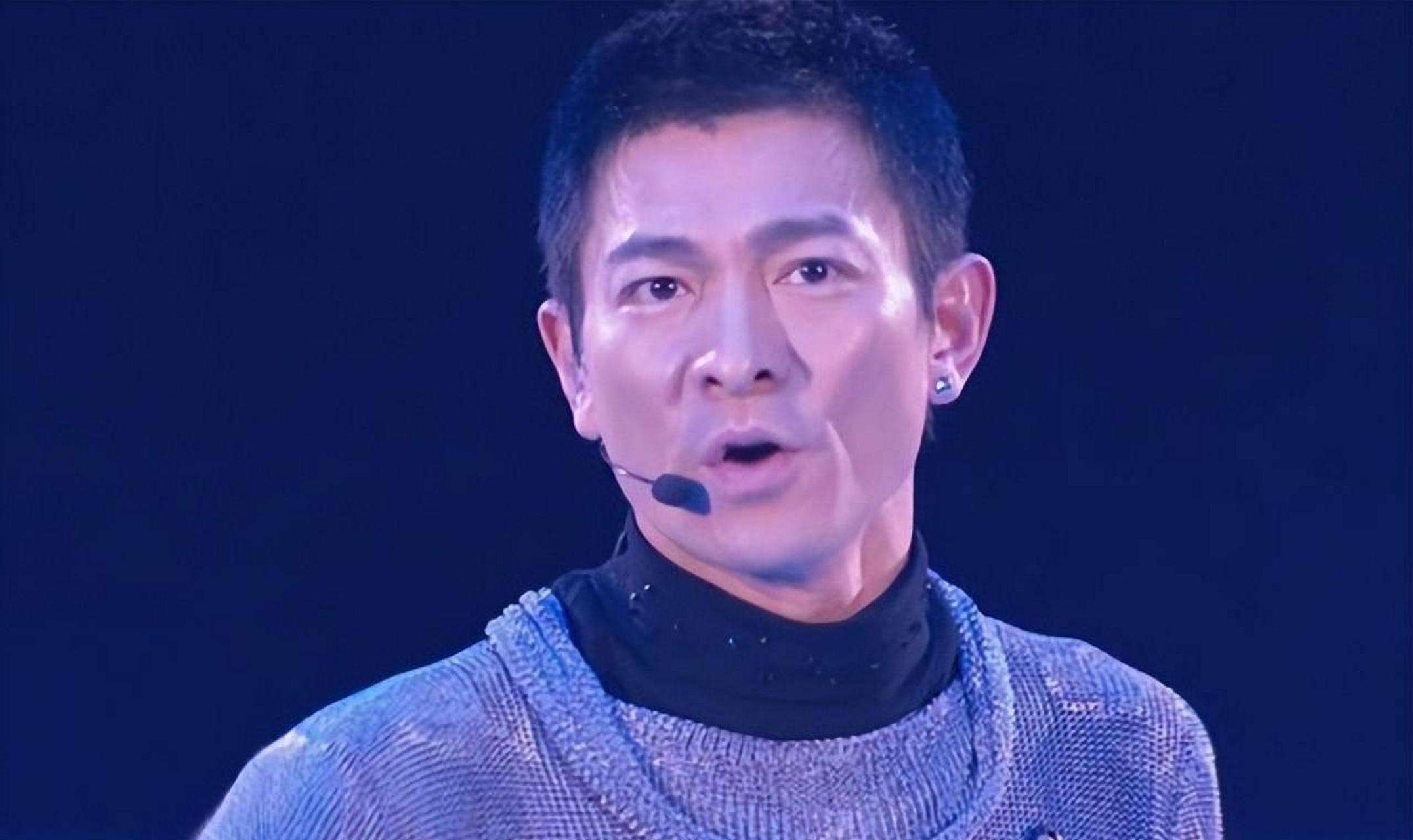 蔡国庆曾在一个节目中说刘德华唱歌的能力实在是太差了,如果把我和