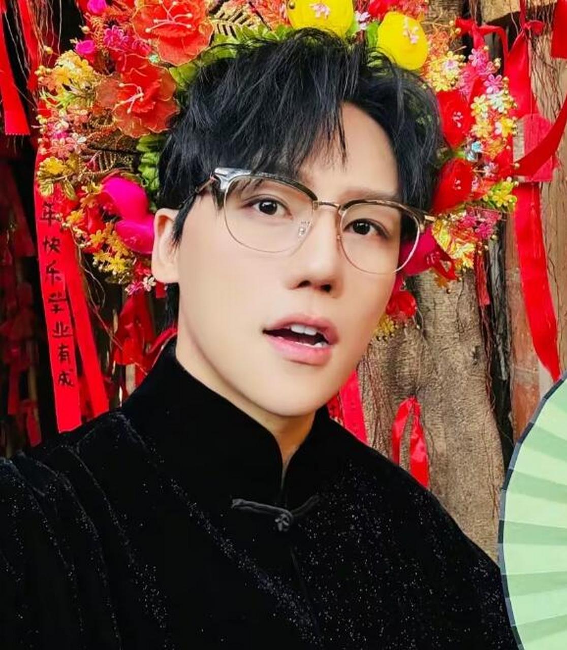 近日,歌手刘维发布状态称,自己前几天住酒店,在浴缸里泡澡,服务员突然