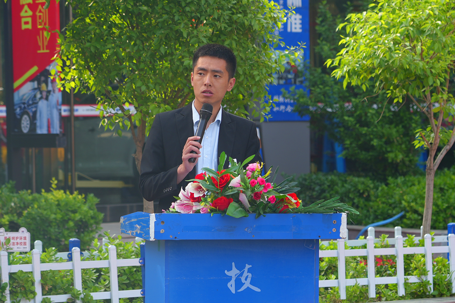 新的一周开始啦,同学们又投入到丰富充实的校园生活中,加油加油!