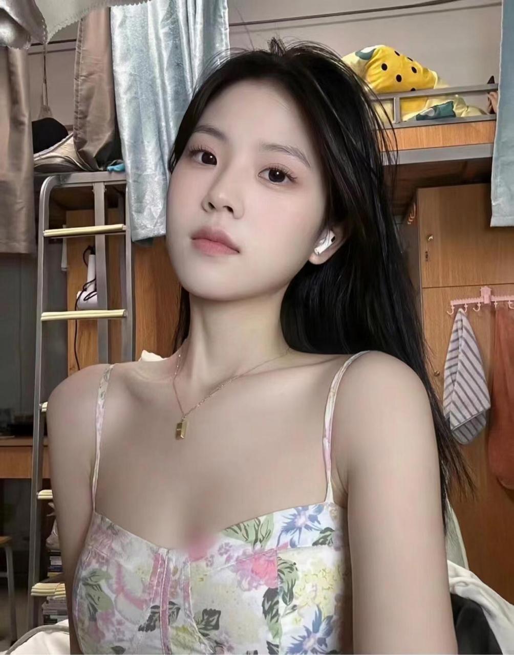 小姐姐是真的好看啊,五官精致,皮肤白皙,听说这个还是素颜照.