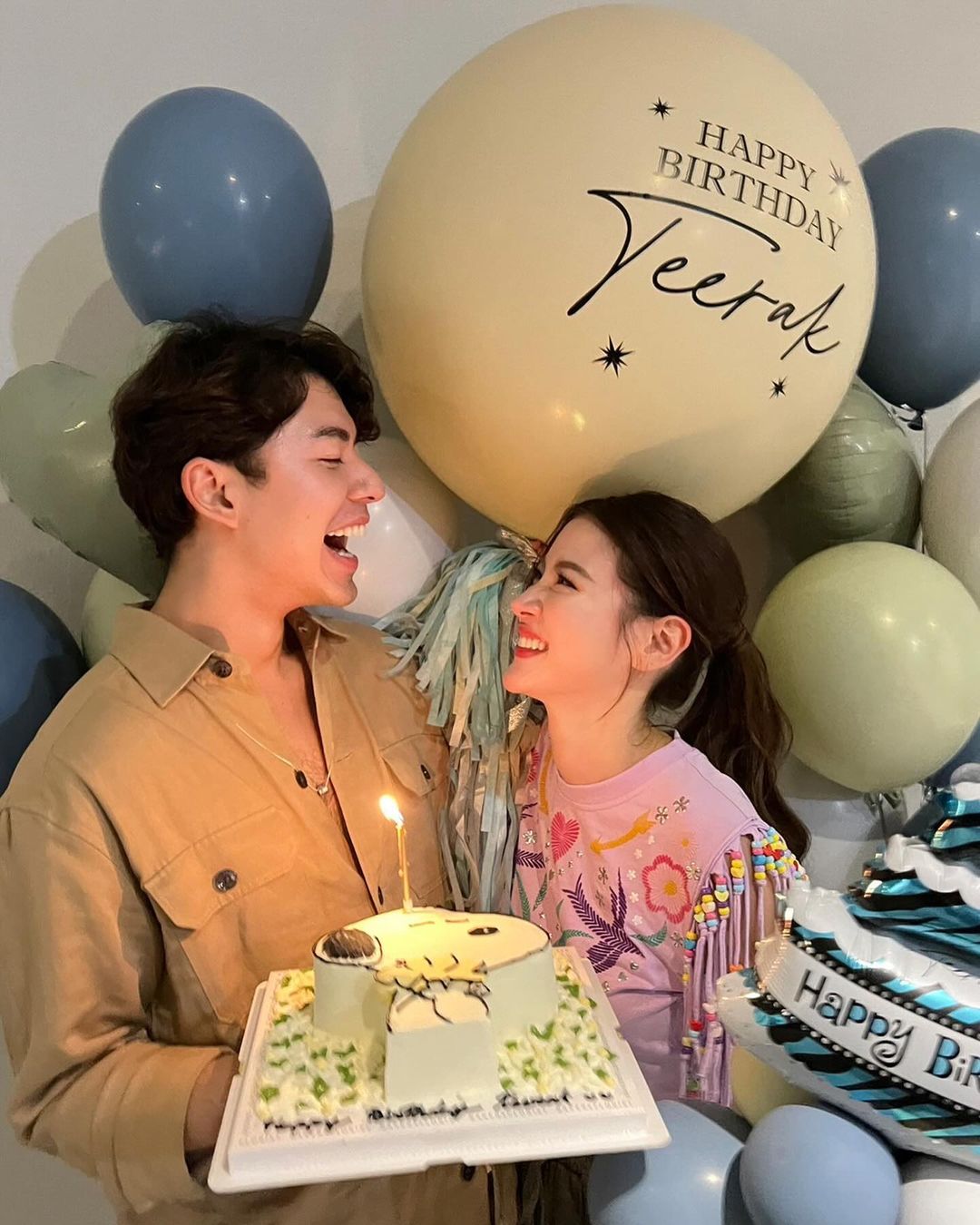 作为女友的吕爱惠baifern特别送上男友最爱的史努比蛋糕及生日惊喜