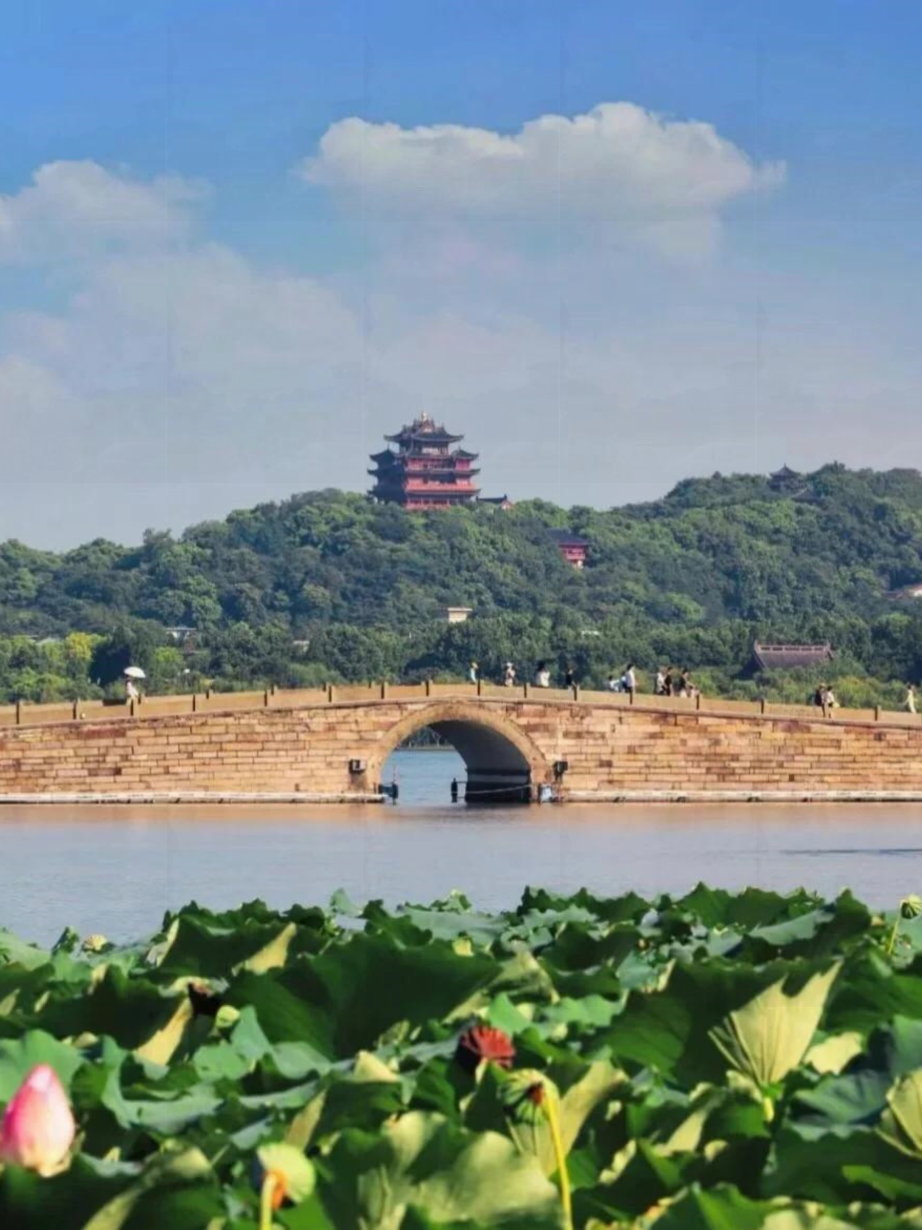 西湖之断桥残雪  西湖断桥残雪是著名的西湖十景之一.