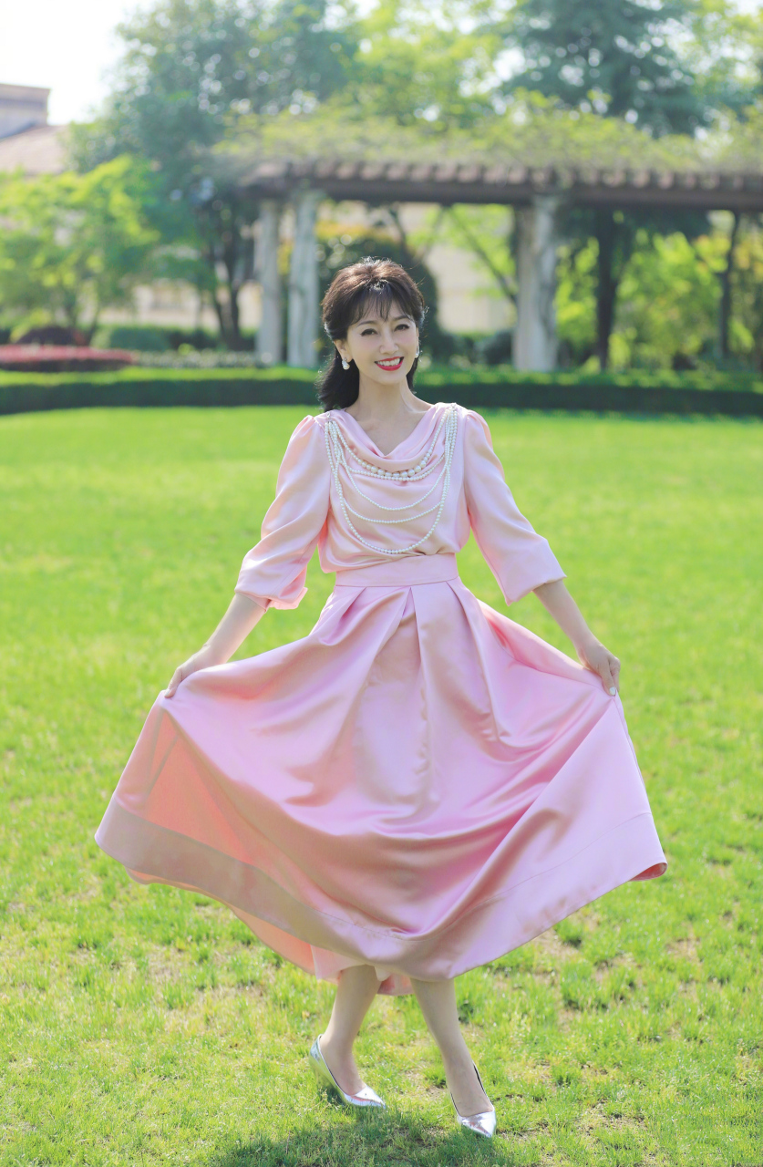 赵雅芝这套粉裙子就是80年代,她年轻时候流行的款式.