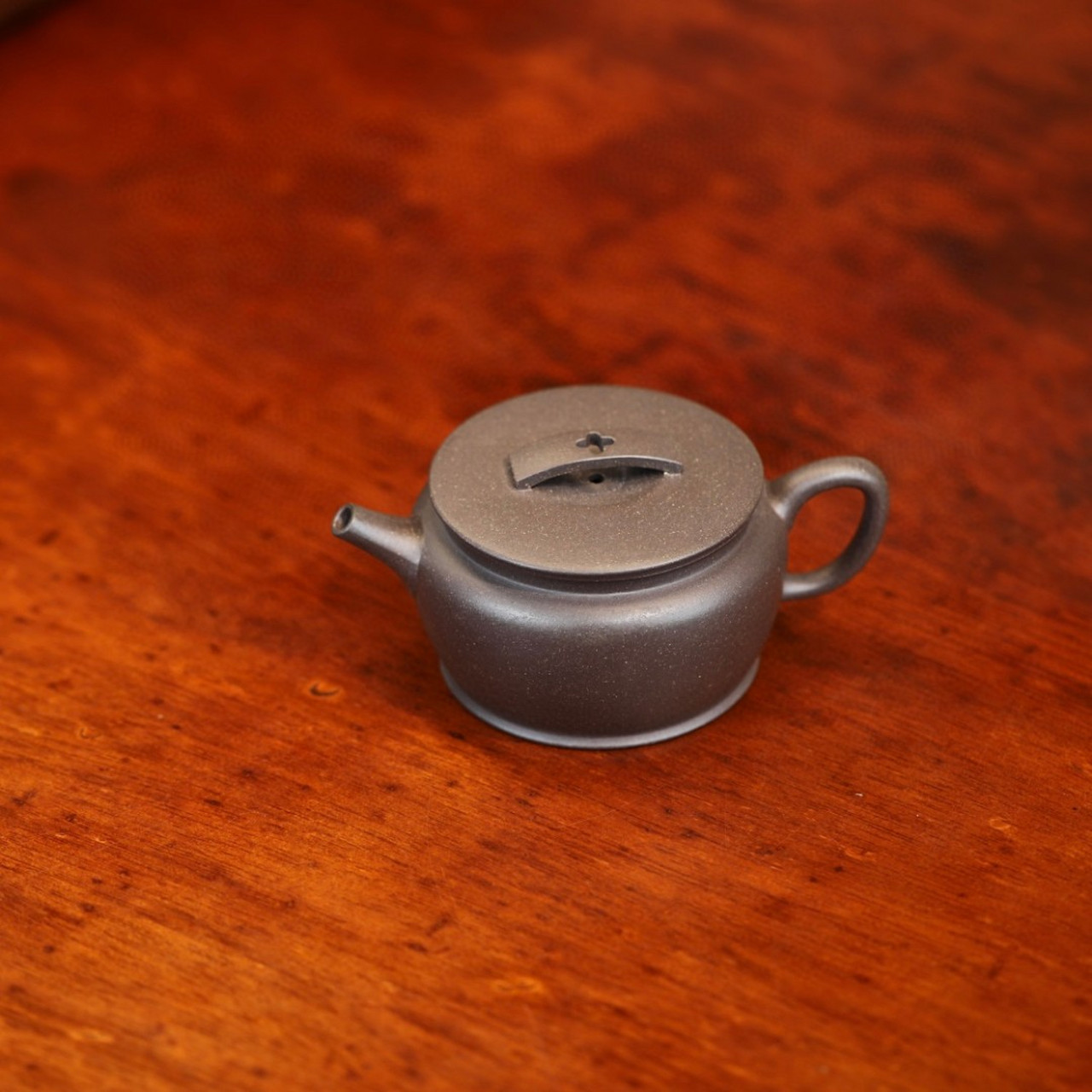 汉瓦壶如汉代的宽袍大袖般有着浩广的气度,质实无华.