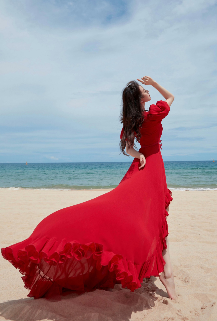 刘诗诗,海边红裙,性感迷人!