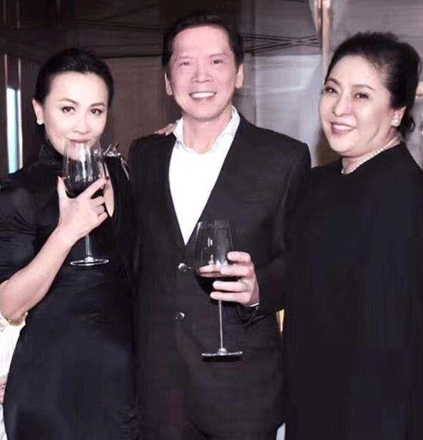 关之琳和向华强难得同现!风姿绰约穿着波点衣