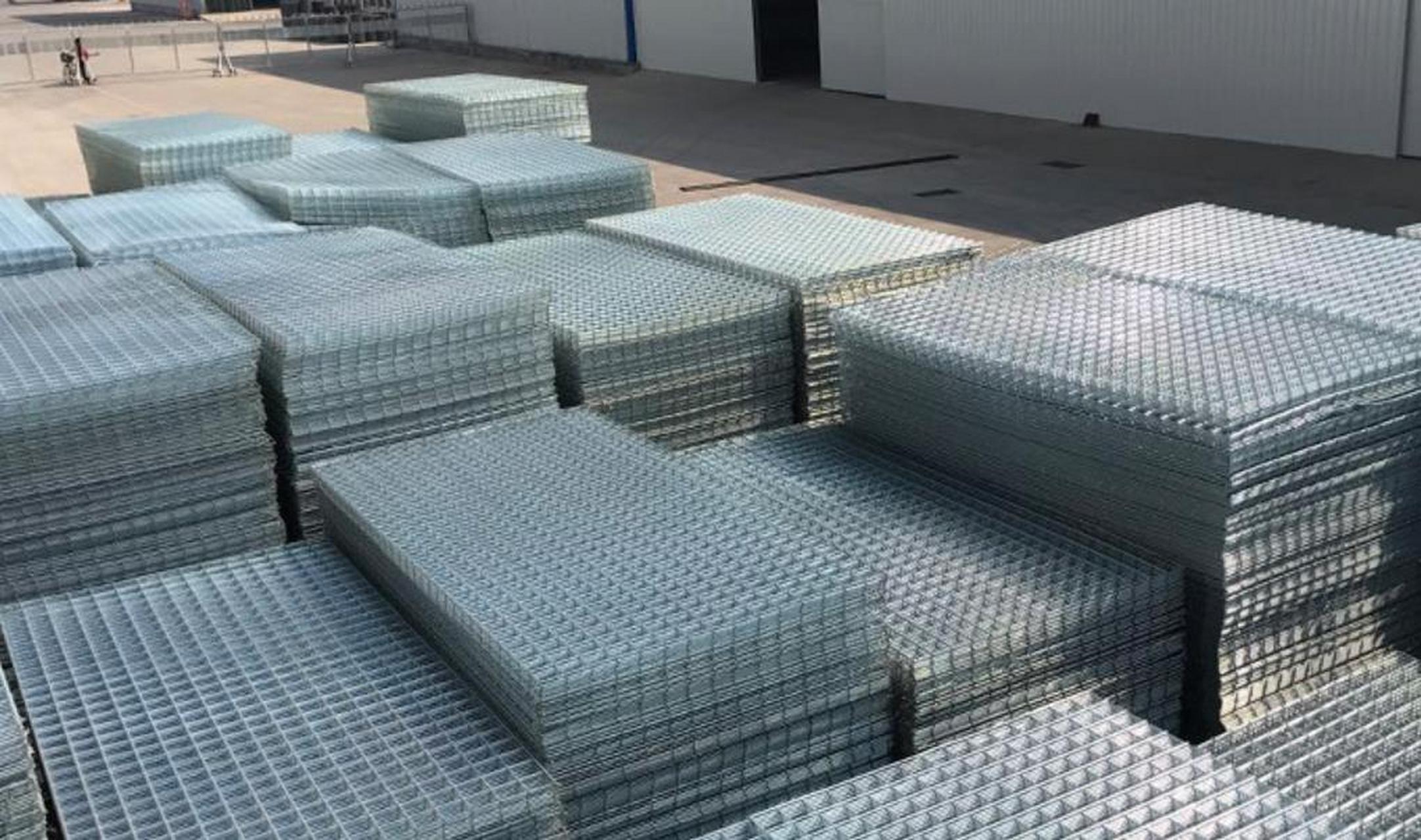 镀锌网片是以低碳钢丝,不锈钢丝等为原材料制成的网状金属片材,经过