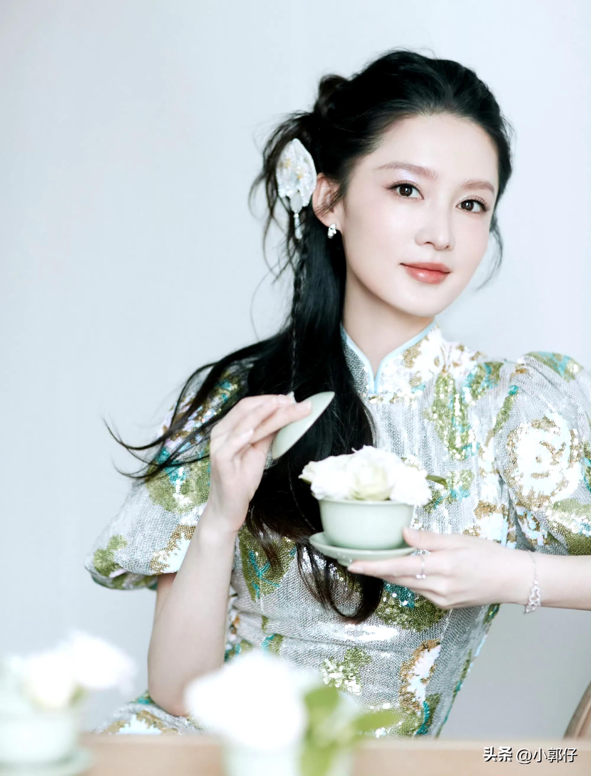 李沁最新活动造型,浅绿色新中式旗袍穿搭,优雅甜美,气质绝佳!