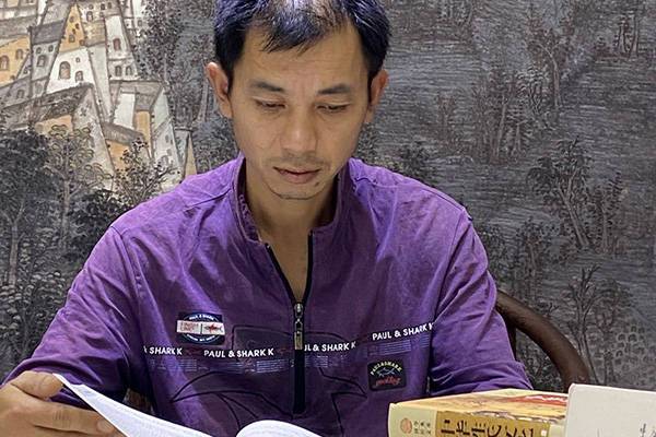 毛华兮,1975年生于广西雁山,现居桂林