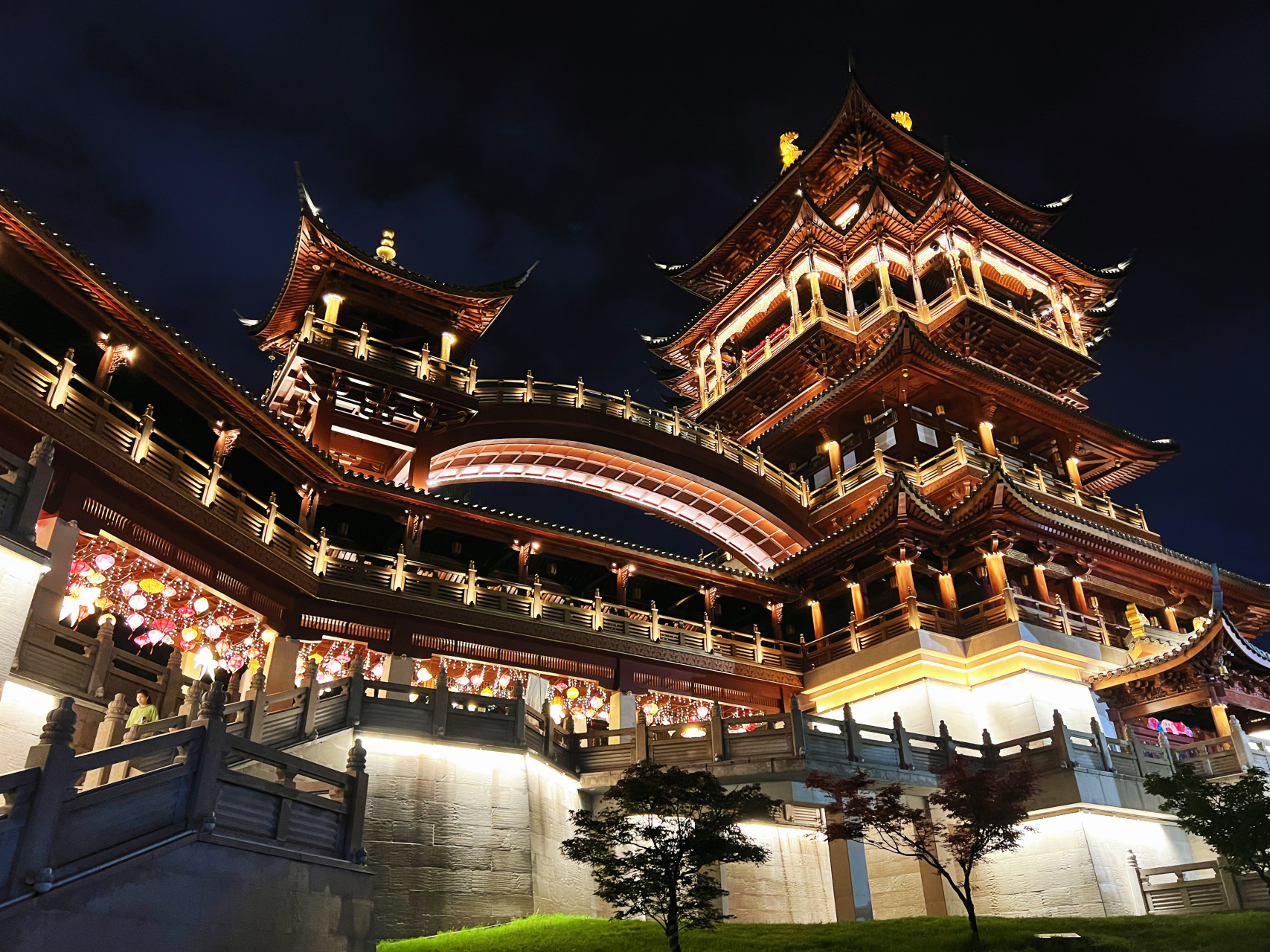 五一假期,和朋友打卡了义乌鸡鸣阁,同样也是刘亦菲仙女出演的〈梦华录