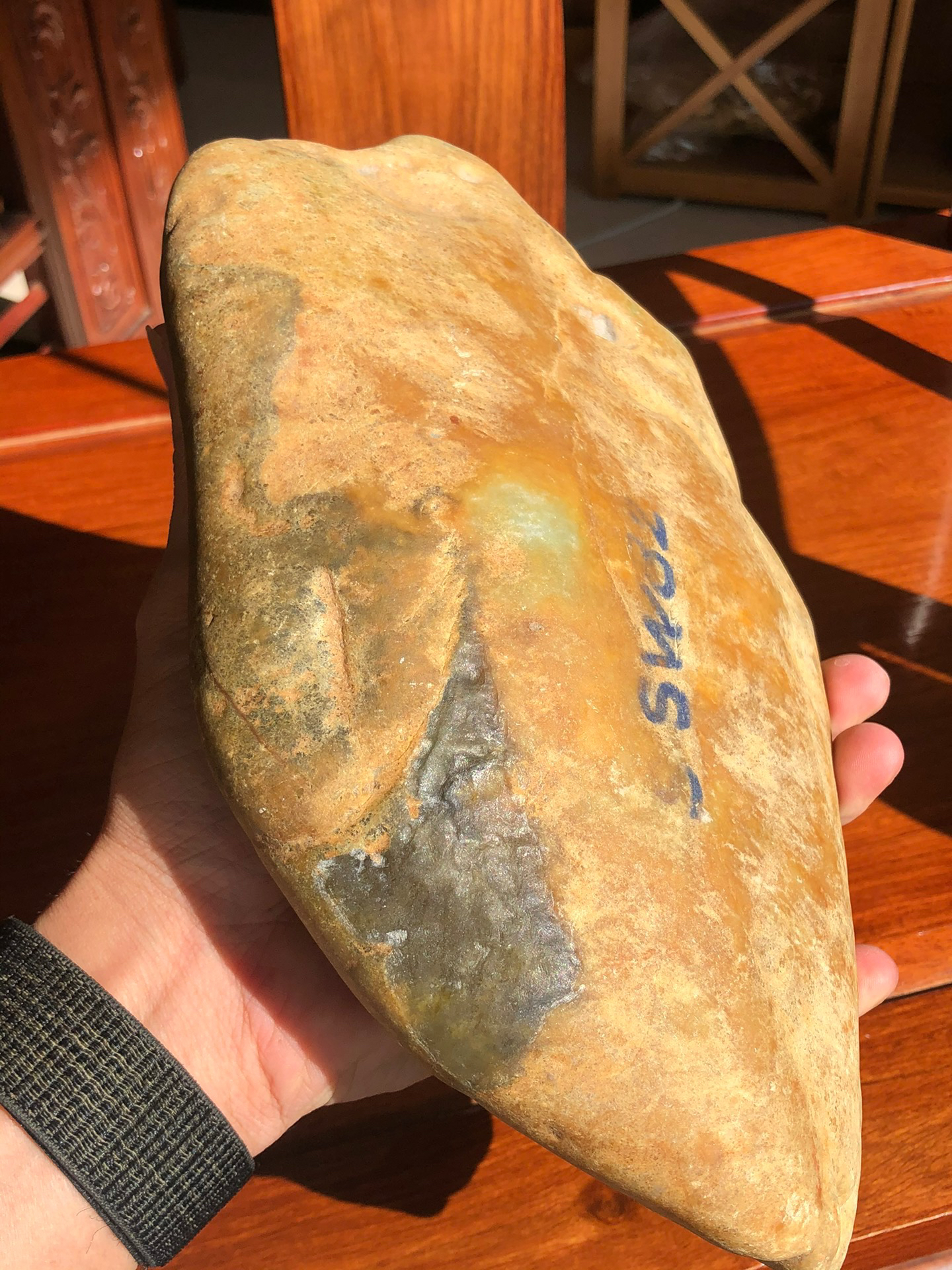 3.65公斤的大马坎水石,犹如一颗璀璨的明珠.瞧这手镯位,简直完美!