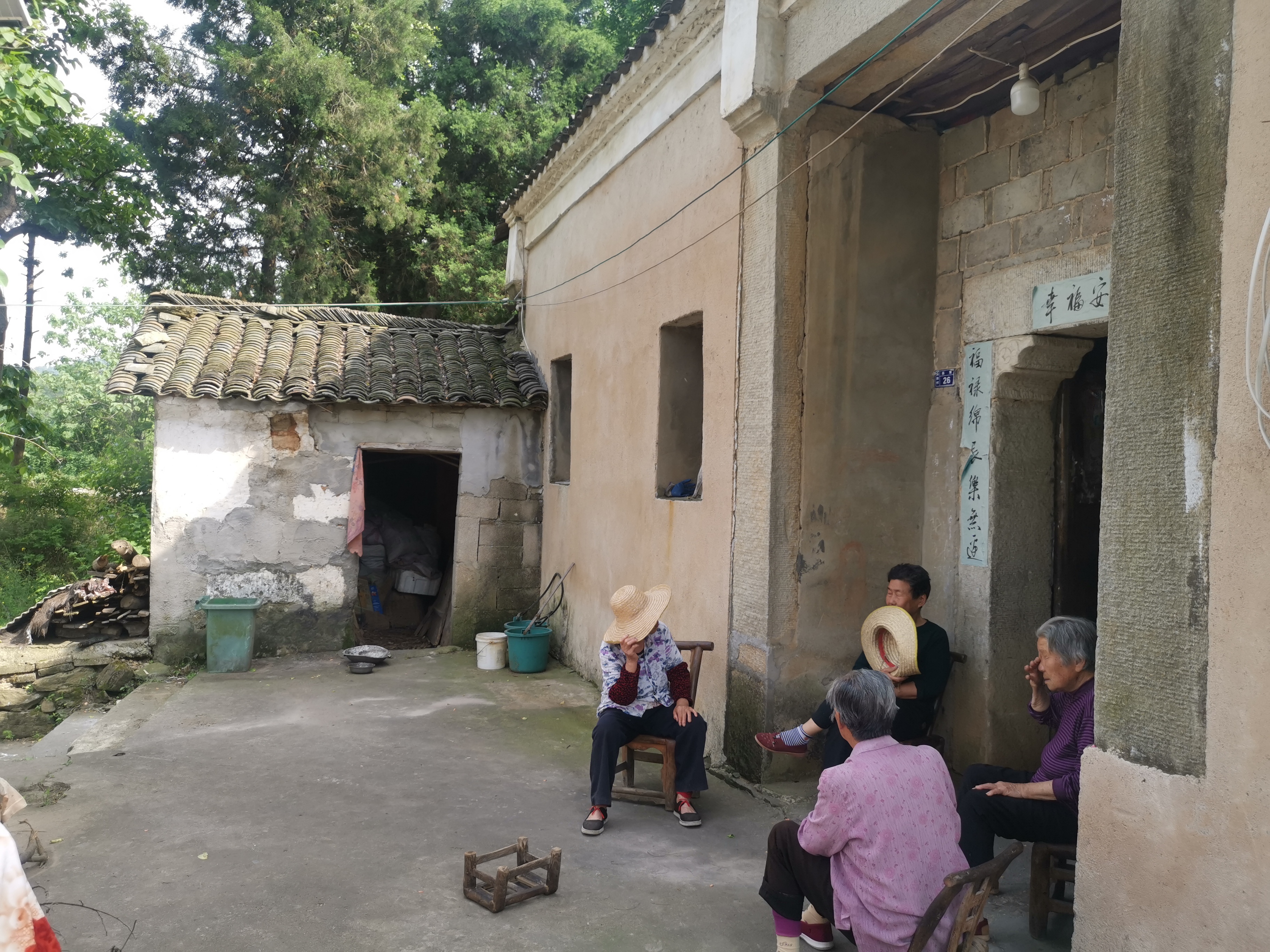探寻孝感小悟乡向阳村燕窝古村落,鸡鸣狗吠,一群老人围坐在一起闲聊