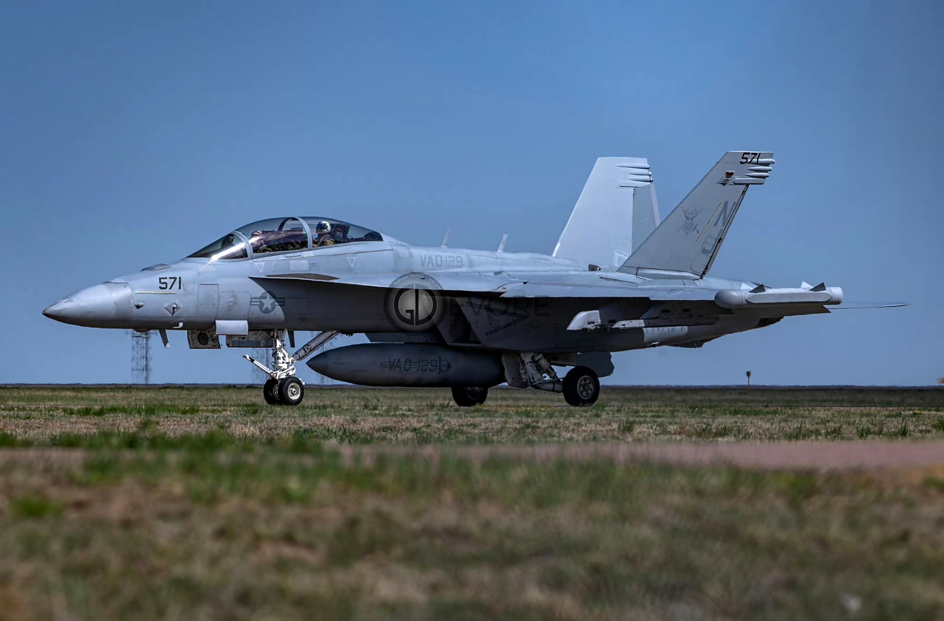 战机欣赏:飞抵科罗拉多泉机场的美国海军ea-18g电子战飞机,该机是在fa