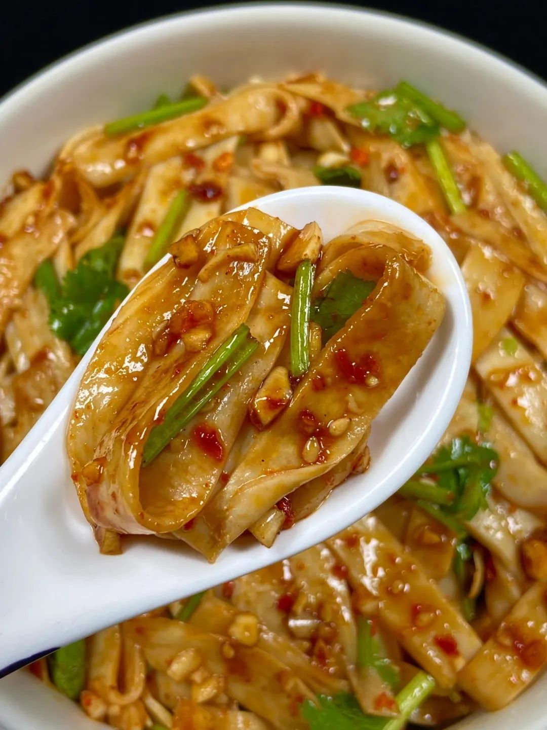 腐竹木耳凉拌菜简单的家常做法,清脆爽口肉吃多了会腻 .