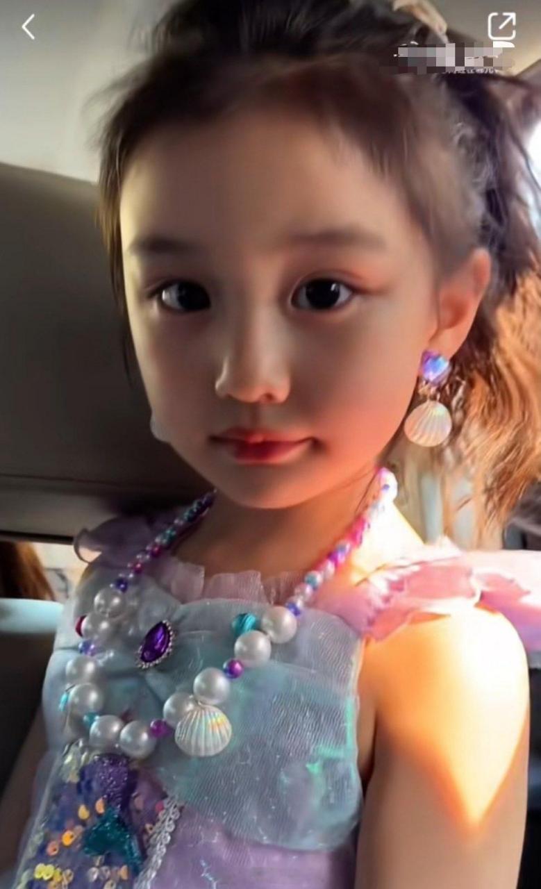 杨幂刘恺威的女儿小糯米正面照被"曝光",遗传了妈妈的盛世美颜.
