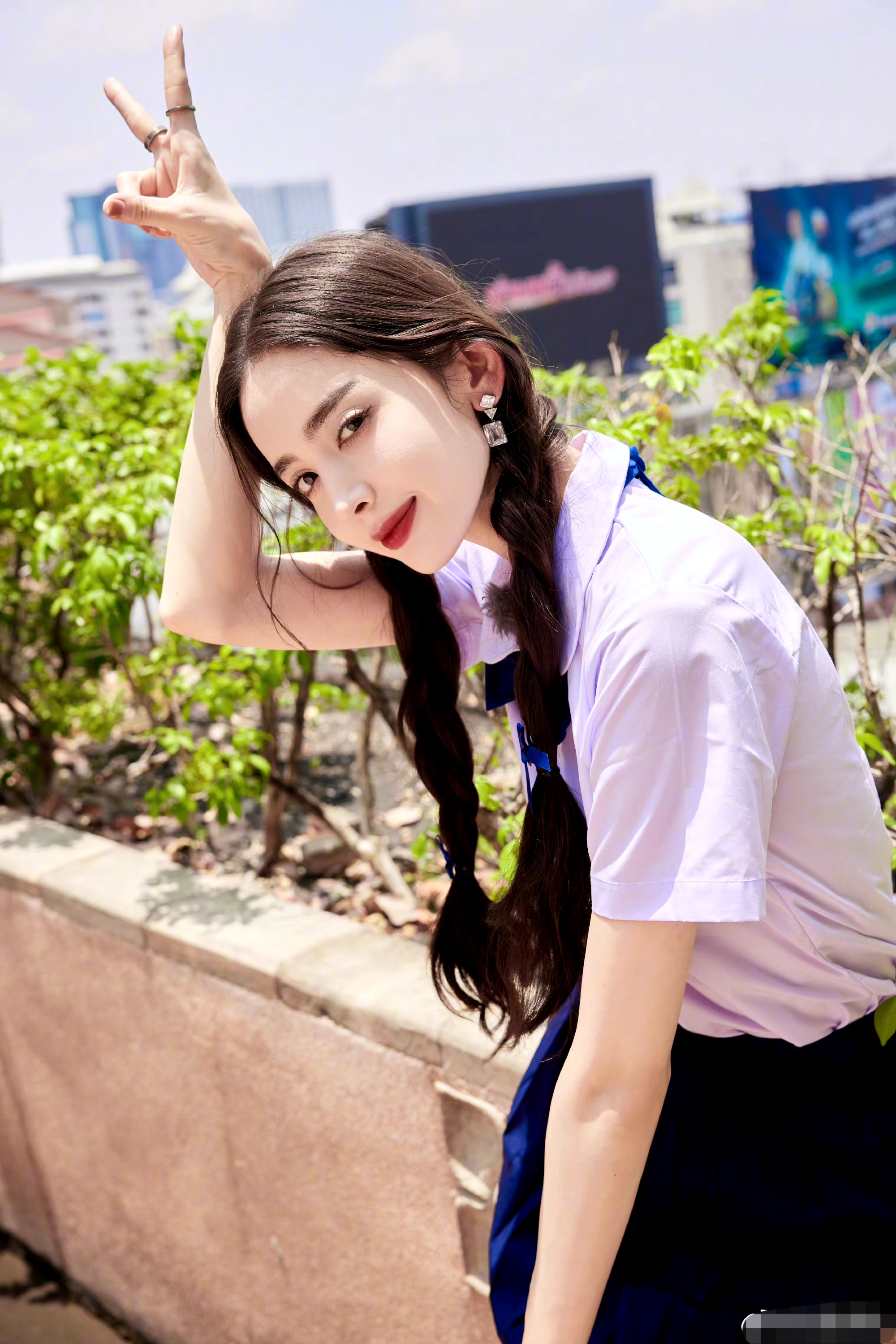 简单的穿搭扎的两条小辫子娇美俏丽活泼可爱满满的少女感