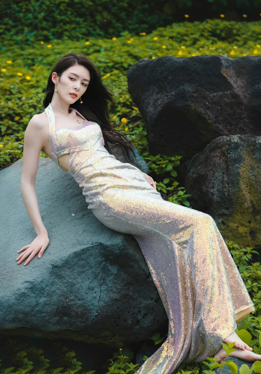 傅菁,鎏金礼裙,性感迷人!