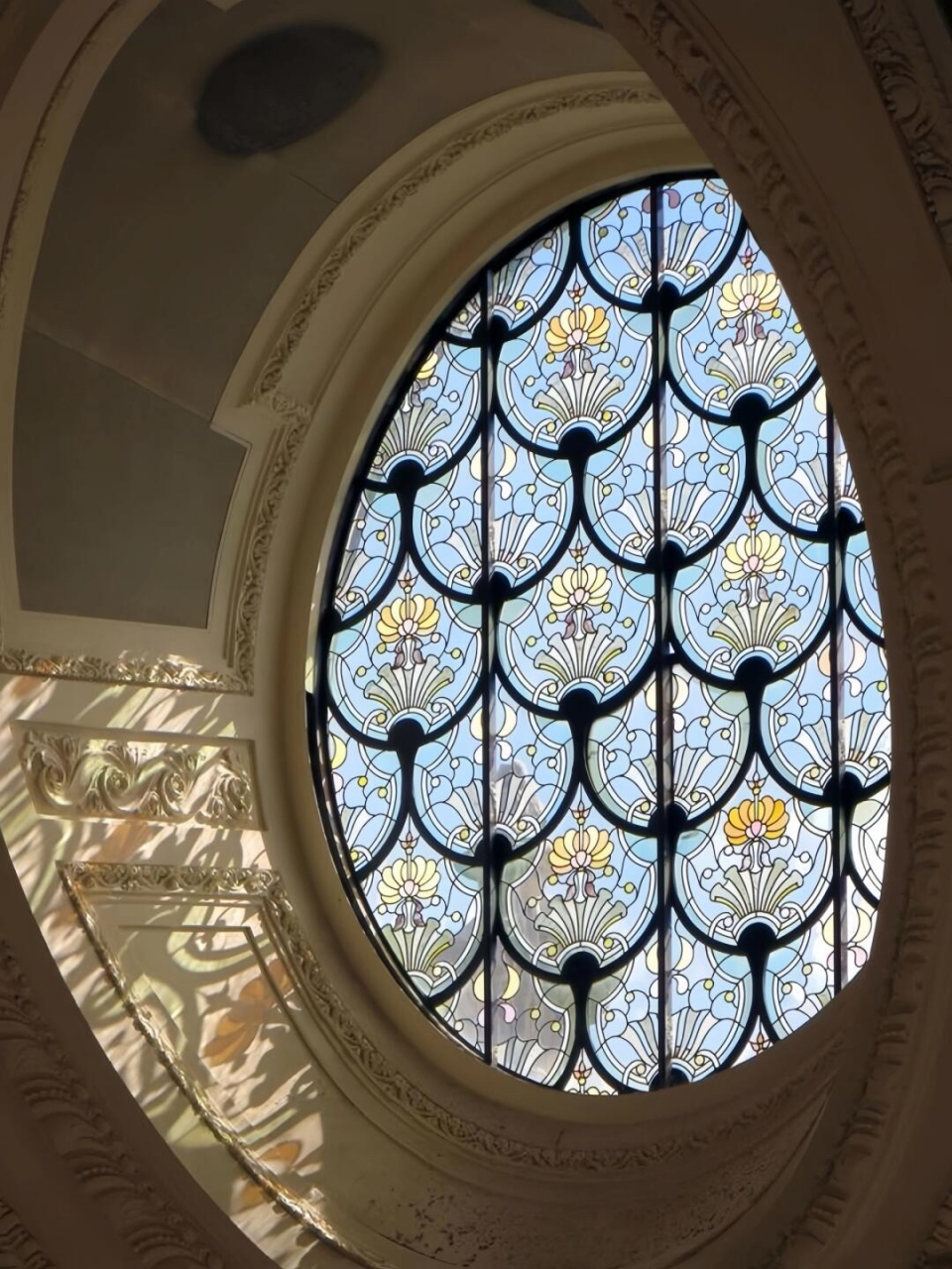 审美提升|"巴黎教堂的古典美彩绘花窗" 这扇彩绘玻璃窗位于巴黎的