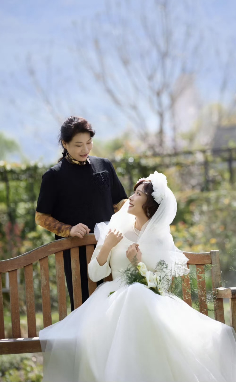 穿婚纱的王珞丹,纯白婚纱造型好美!