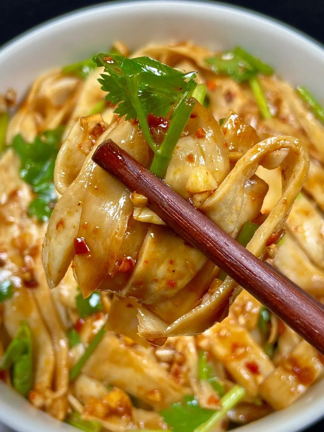 腐竹木耳凉拌菜简单的家常做法,清脆爽口肉吃多了会腻 .