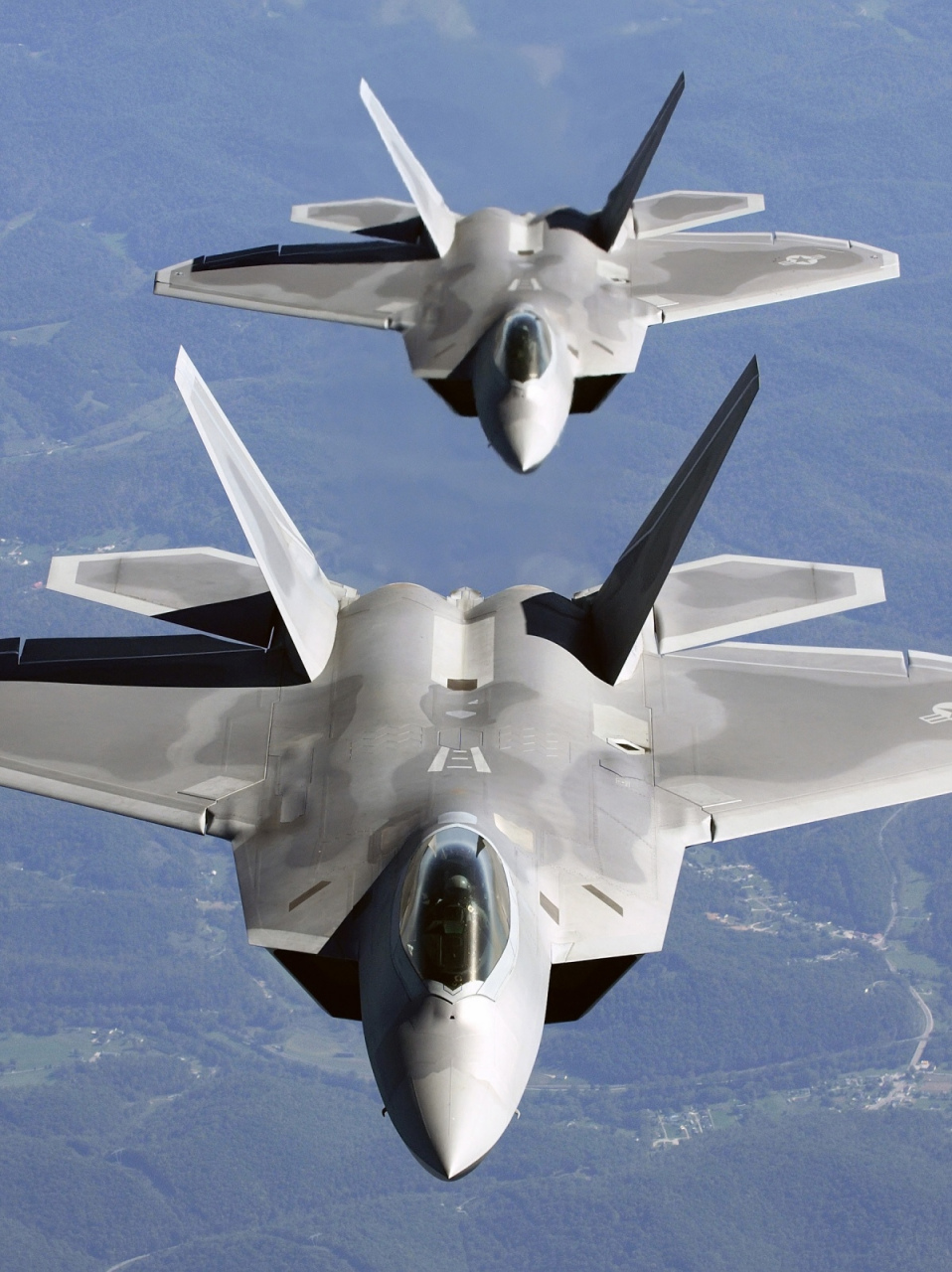 美国一架f22战斗机坠毁,机上人员全部身亡!