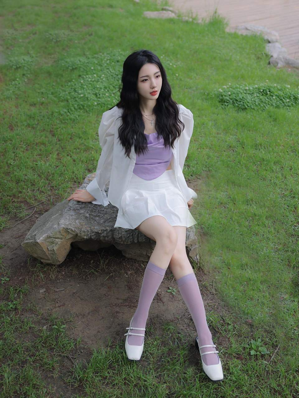 清新的白色衬衫,搭配同色系的白色百褶裙,优雅中带着一丝不经意的温柔