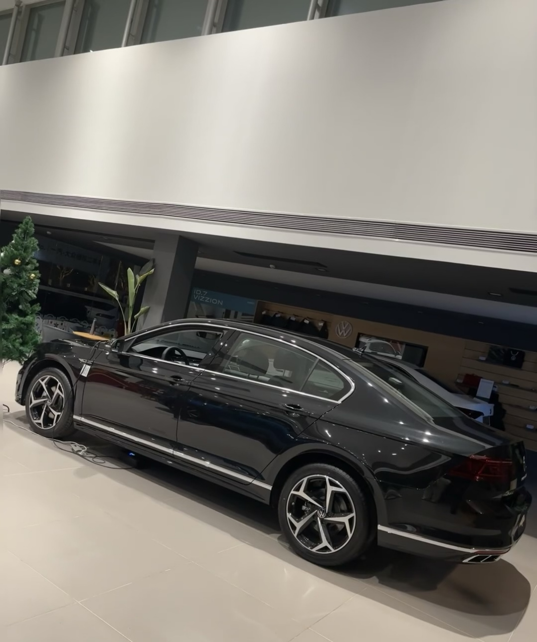 新款迈腾车身长度:4990mm,轴距:2871mm 帕萨特车身长度:4948mm,轴距