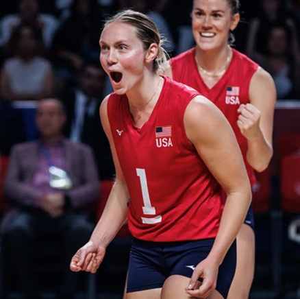 在这两场比赛中,美国女排主教练主要考察了波尔特和汉考克这两位二传