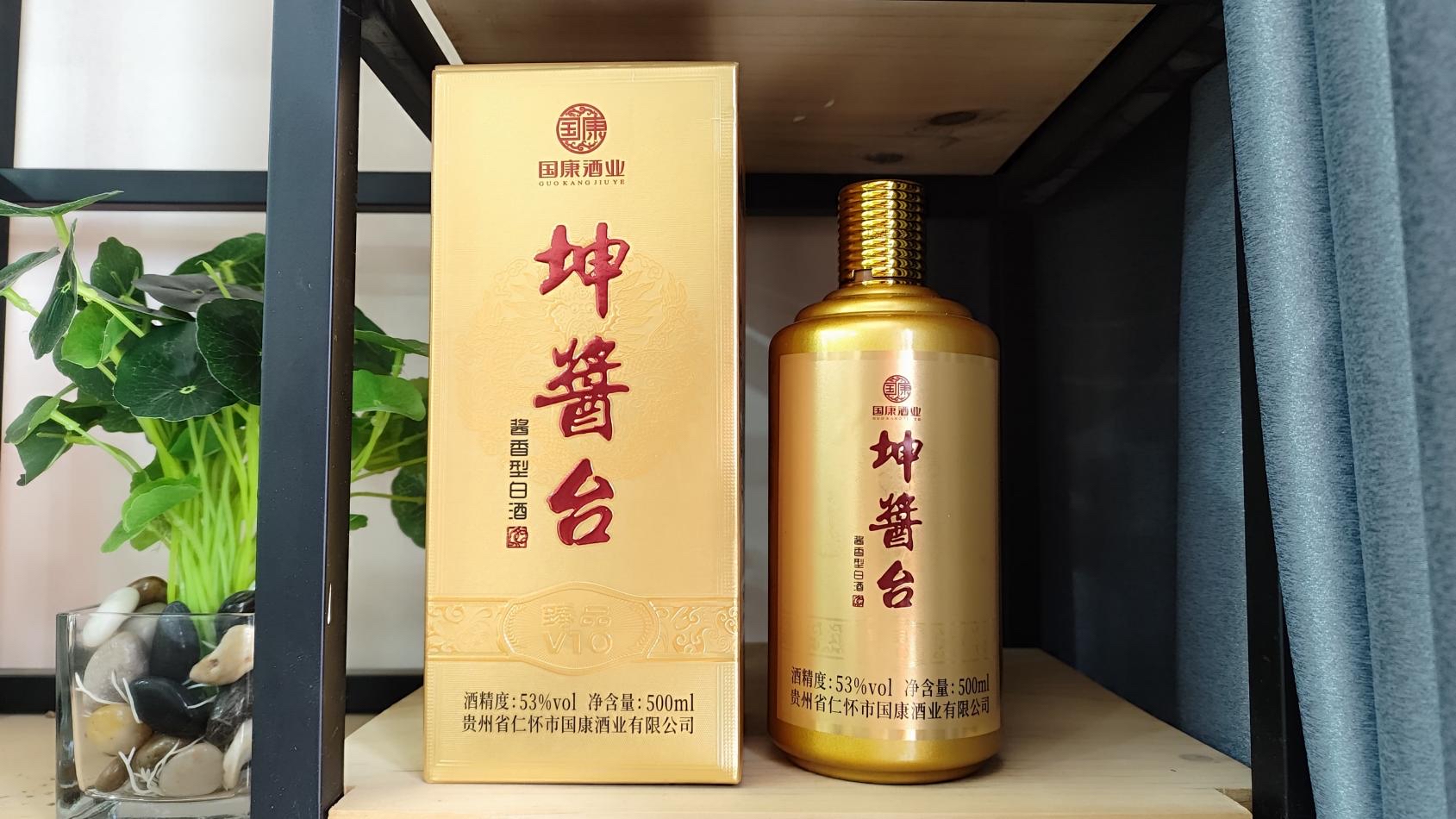 在老友家里吃饭时,他的老母亲拎着一小捆纸箱回家