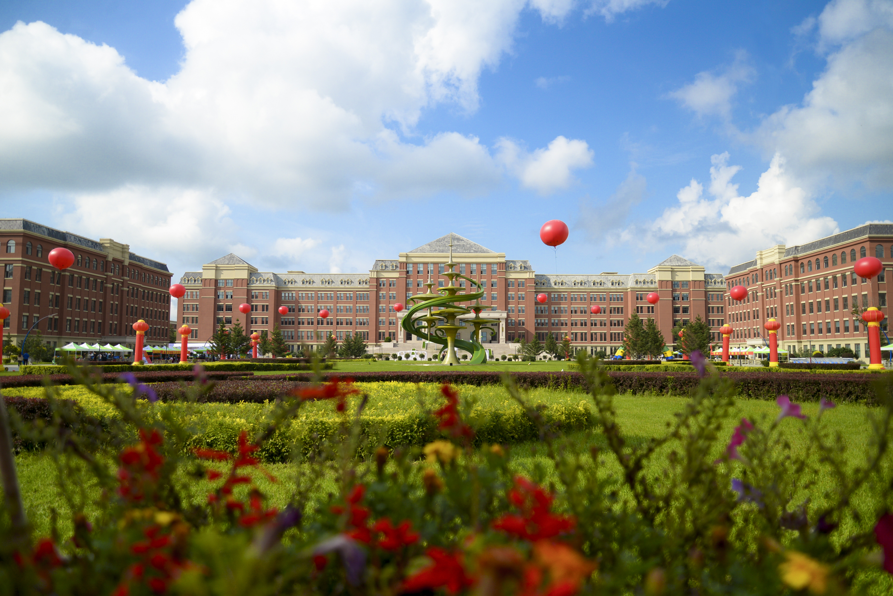 时任吉林建筑大学党委书记崔征,吉林建筑科技学院董事长陈怡天,时任