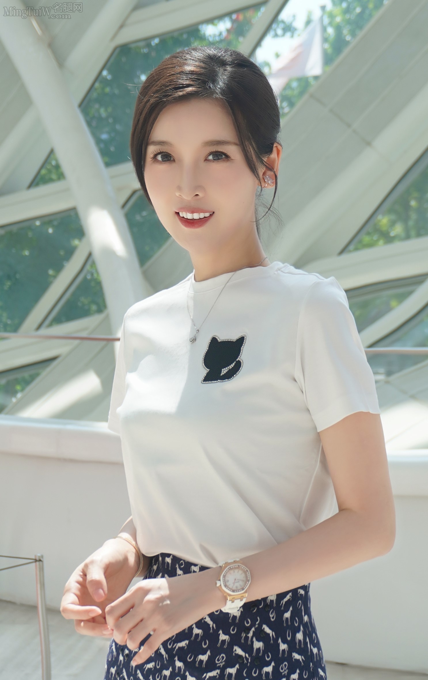 女主持朱梓橦穿开衩裙踩凉鞋玉足纤瘦