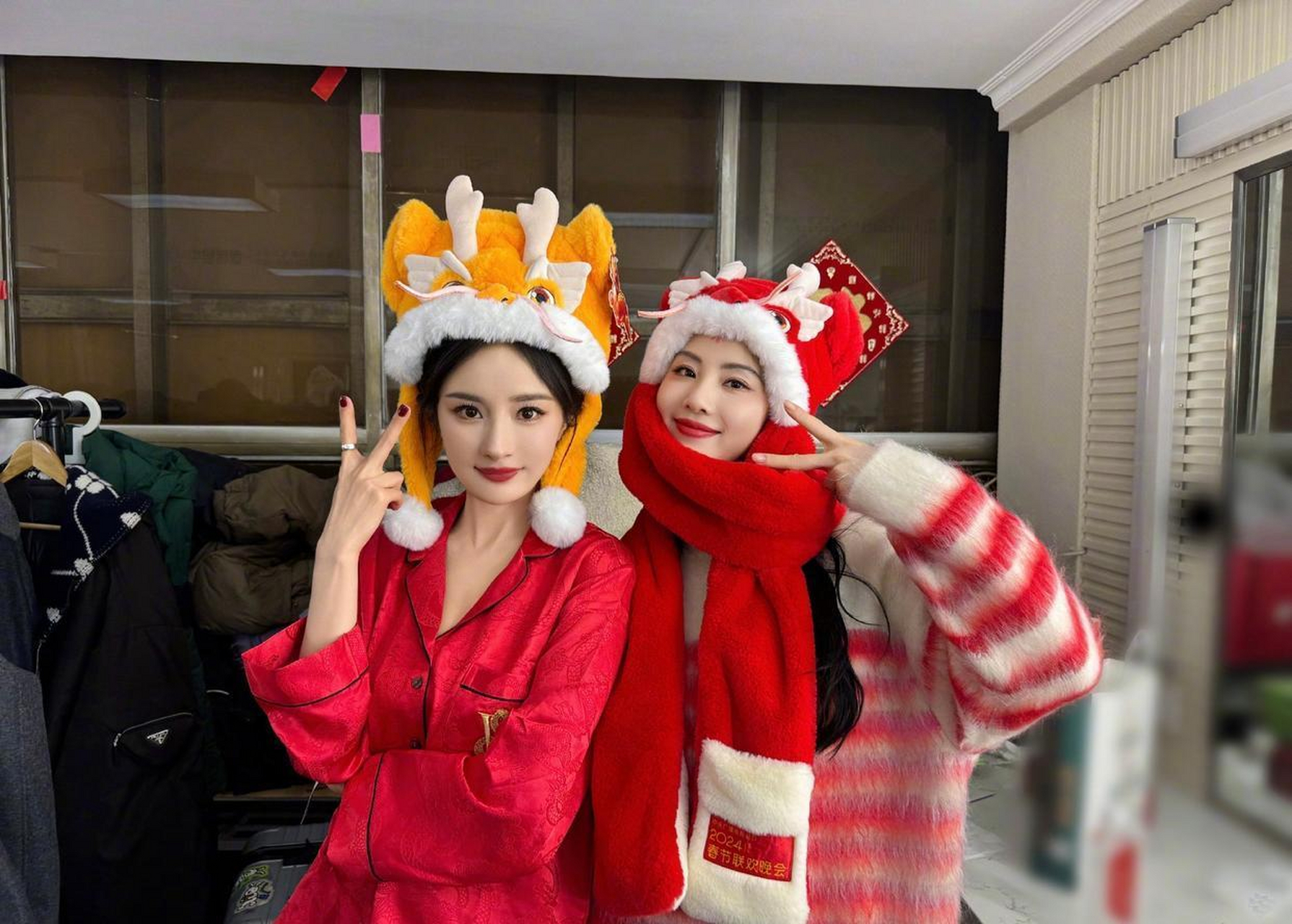 杨幂刘诗诗春晚后台合照,大幂幂还穿着睡衣